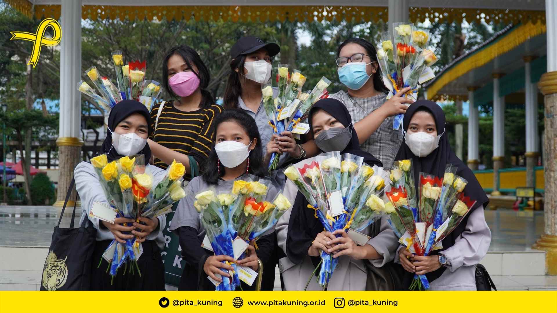 Pita-Kuning-Medan-Pembagian-Bunga