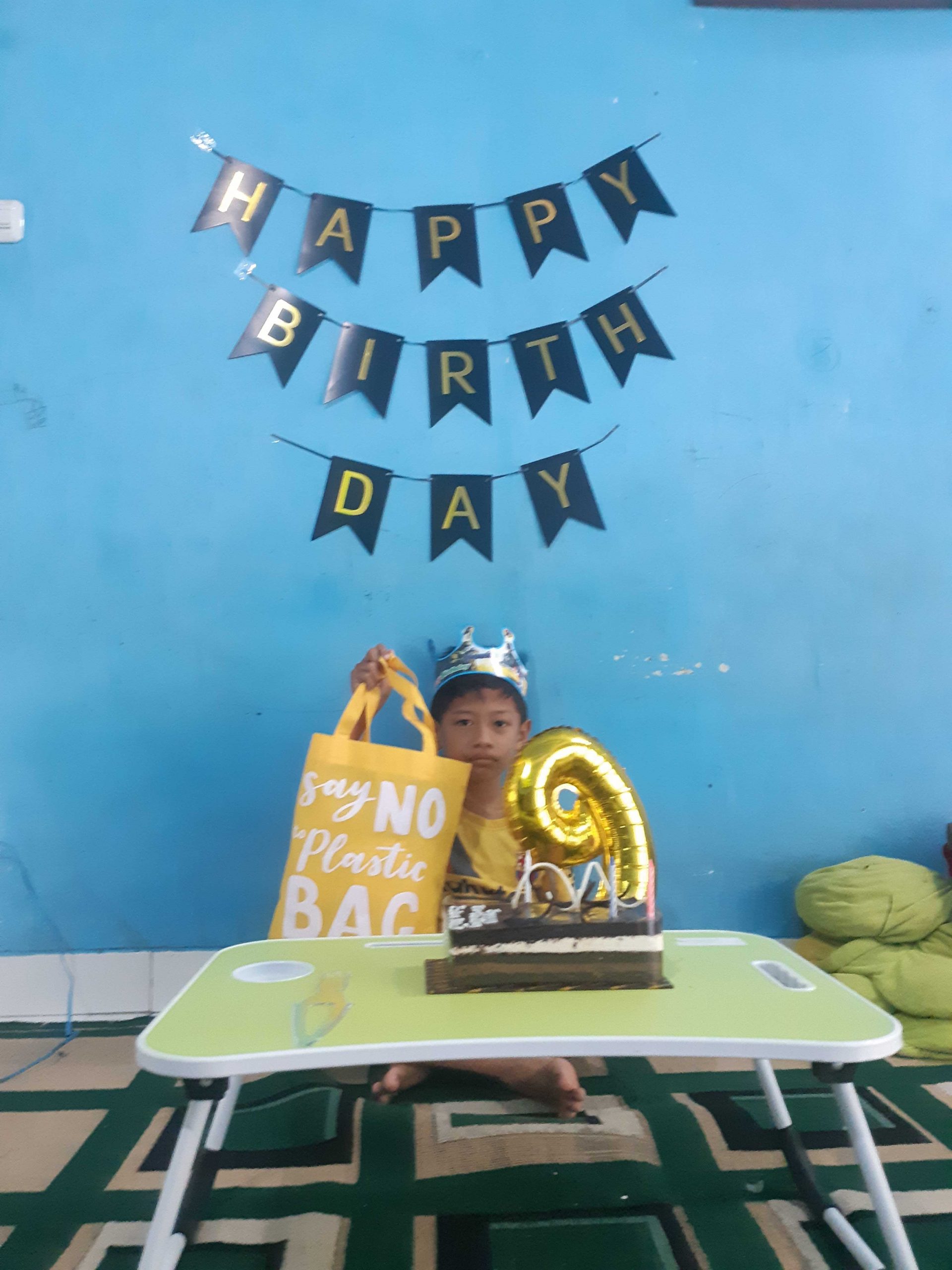 APK Ezha Merayakan Hari Ulang Tahun Bersama Pita Kuning