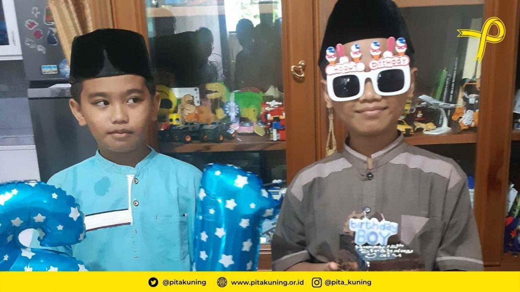 Anak Pita Kuning_Attack on titan