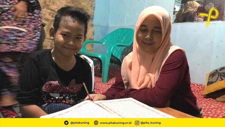 Pembagian Nutrisi Bulanan Anak Pita Kuning Farhan sambil Mengaji