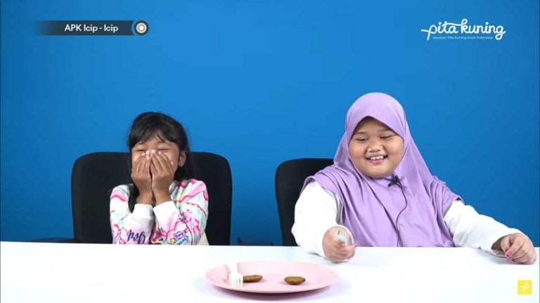Anak Pita Kuning Makan Jengkol
