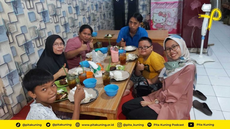 Keluarga Anak Pita Kuning