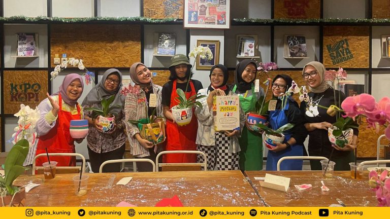 Hari Ibu, Diam-diam Beri Kejutan Bersama Debidubidam