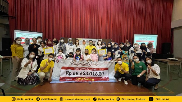 TK Kinderfield Duren Sawit Berikan Bantuan untuk Pita Kuning