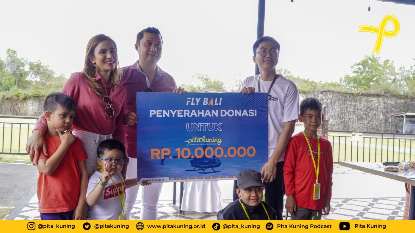 Penyerahan Donasi dari Fly Bali untuk Pita Kuning.