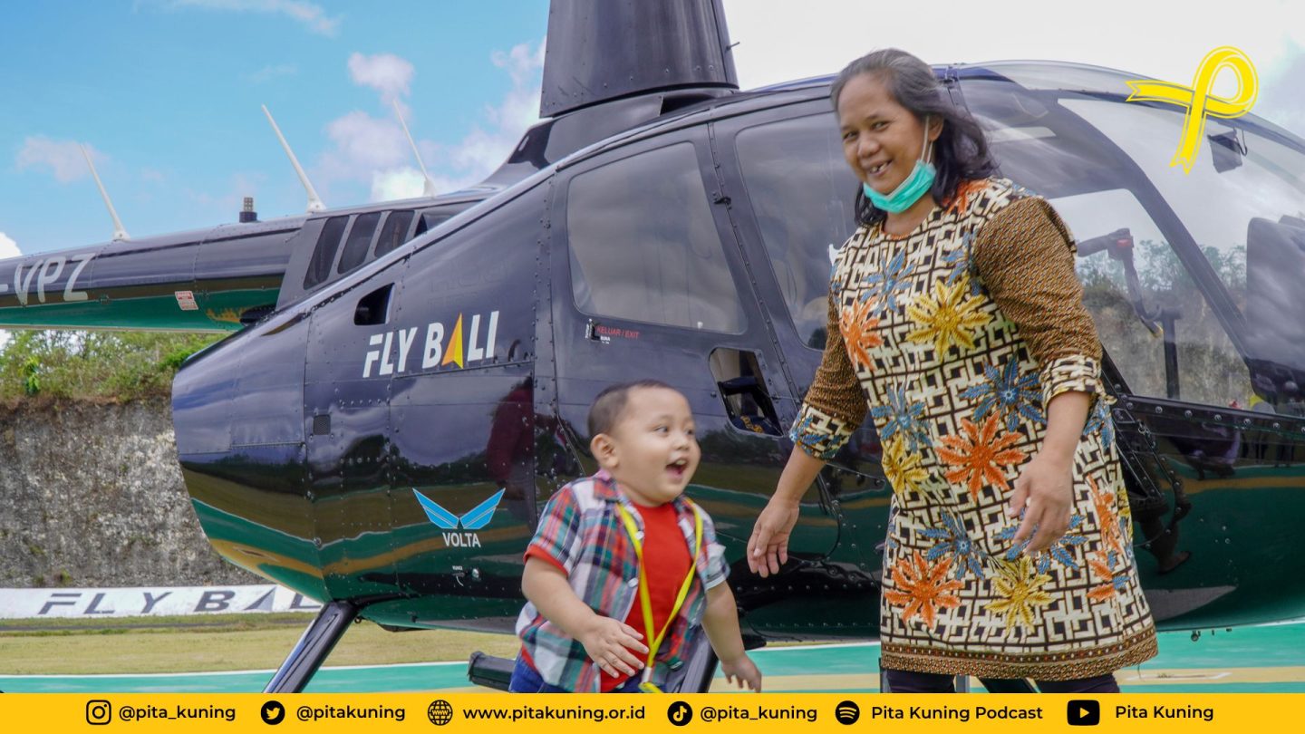 Keceriaan Anak Pengidap Kanker (APK) Pita Kuning untuk menaiki helikopter dari Fly Bali.