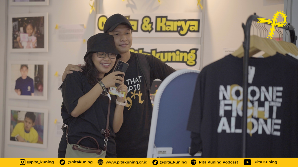 Penonton Mens Rea ketika mengunjungi booth Pita Kuning di Indonesia Arena