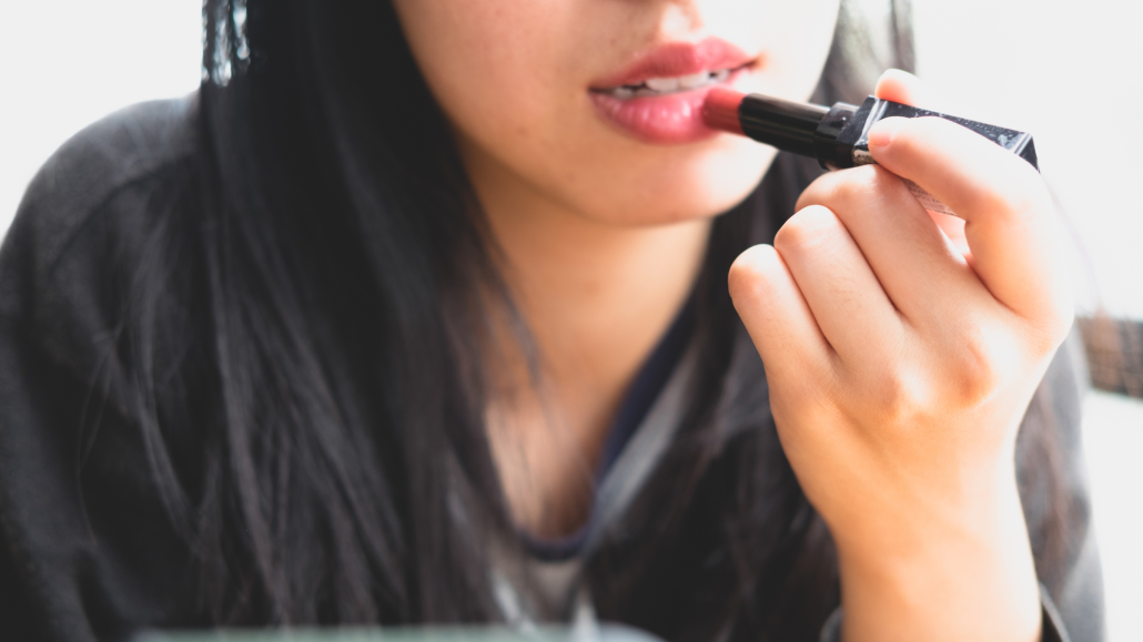 Lalu, seberapa besar risiko jika sisa lipstik ikut tertelan setiap kali kita makan atau minum?