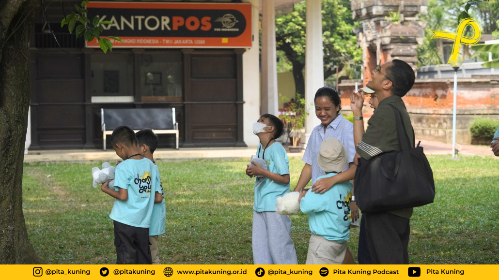 Anak Pita Kuning Bermain Bersama Kakak-kakak Walalangi & Partners