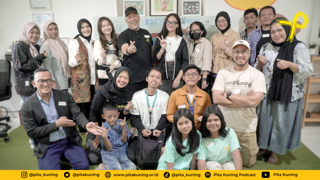 Untuk **alt text**, nggak perlu tanggal. Fokusnya cukup menjelaskan **siapa, kegiatan apa, dan lokasi**.Kalau untuk **caption foto di artikel**, tanggal bisa dimasukkan kalau memang membantu konteks. **Alt text yang lebih ringkas:** > Rekan-rekan media bersama Pengawas, Pembina, Ketua, dan keluarga Pita Kuning dalam Media Gathering di Rumah Pita Kuning, Cilandak, Jakarta Selatan.