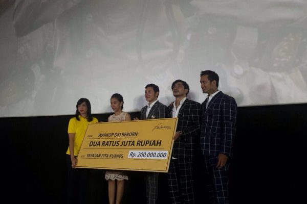 Berbagi Lewat Film Warkop DKI Reborn, Falcon Pictures Berikan Donasi Untuk Pita Kuning