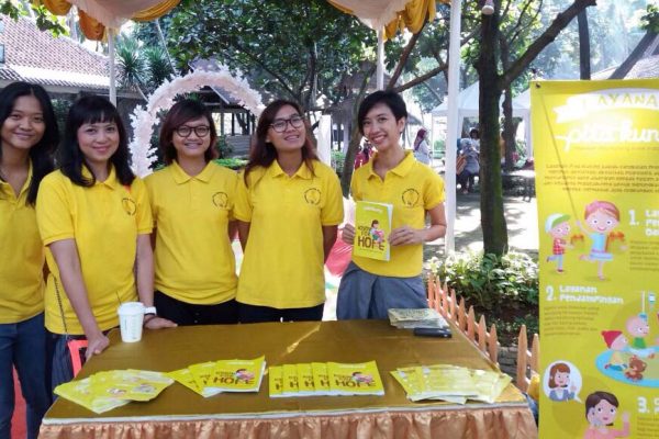 Buka Booth Mewarnai Gratis, Pita Kuning Meriahkan Acara Puncak Perayaan Hari Kanker Anak Internasional di Taman Sari, Lippo Karawaci