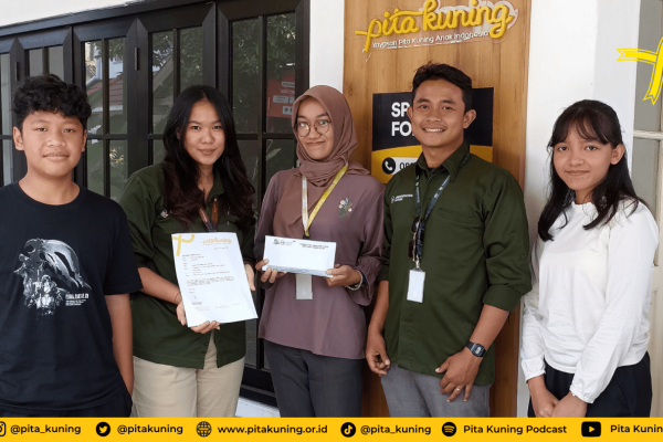 Donasi Kinderstation School Untuk Pita Kuning: Sebuah Upaya Menanamkan Nilai Tentang Berbagi dan Memberi