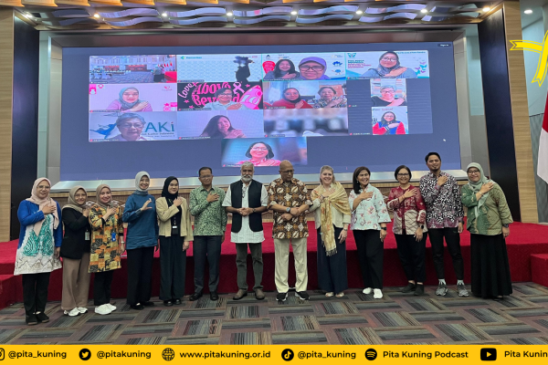 Para peserta Kajian imPACT Review 2024 berfoto bersama di Auditorium Siwabessy, Gedung Prof. Sujudi Lt. 2, setelah sesi diskusi mengenai pengendalian kanker di Indonesia.