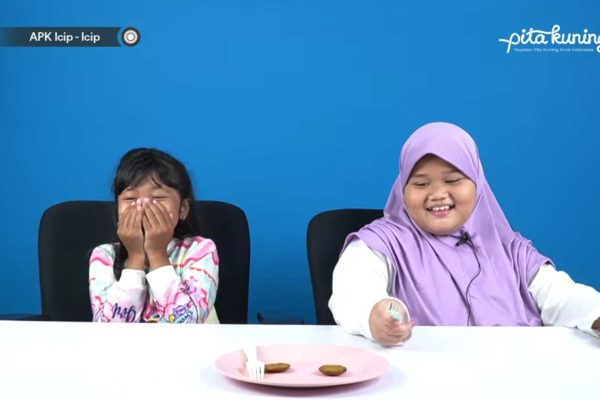 Anak Pita Kuning Makan Jengkol