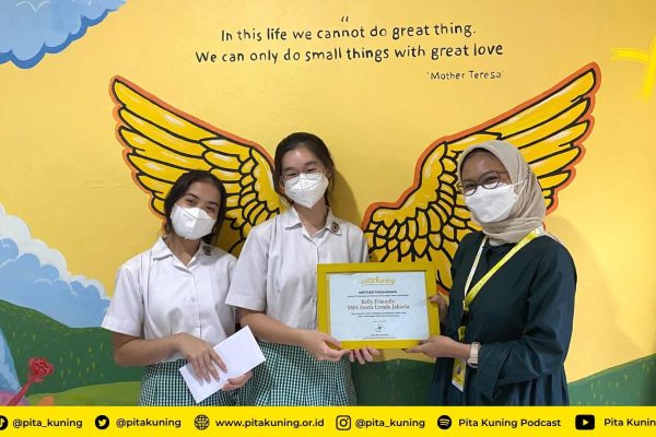 Donasi Kelompok Siswa SMA Santa Ursula untuk Pita Kuning