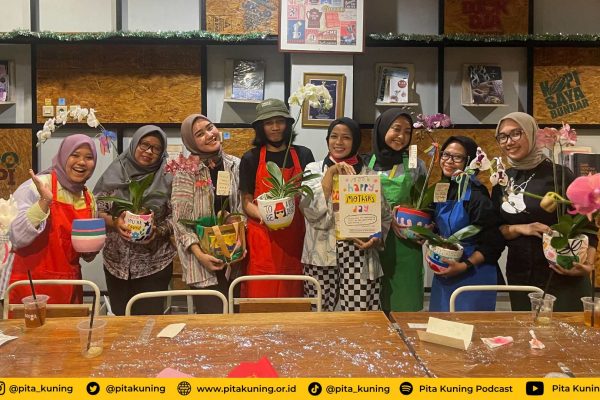 Hari Ibu, Diam-diam Beri Kejutan Bersama Debidubidam