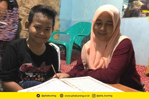 Pembagian Nutrisi Bulanan Anak Pita Kuning Farhan sambil Mengaji