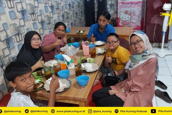 Keluarga Anak Pita Kuning