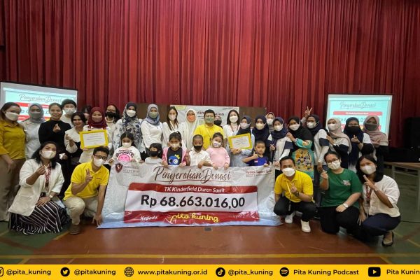 TK Kinderfield Duren Sawit Berikan Bantuan untuk Pita Kuning