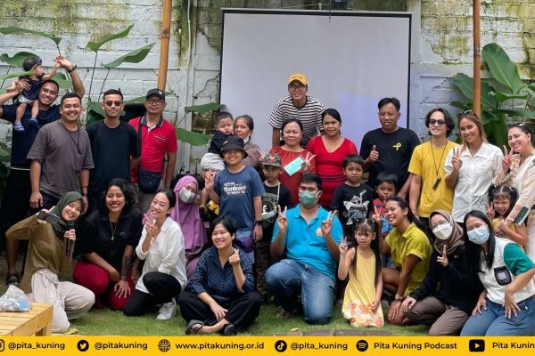 Tie Dye 'Mewarnai' Senyum Anak Pita Kuning